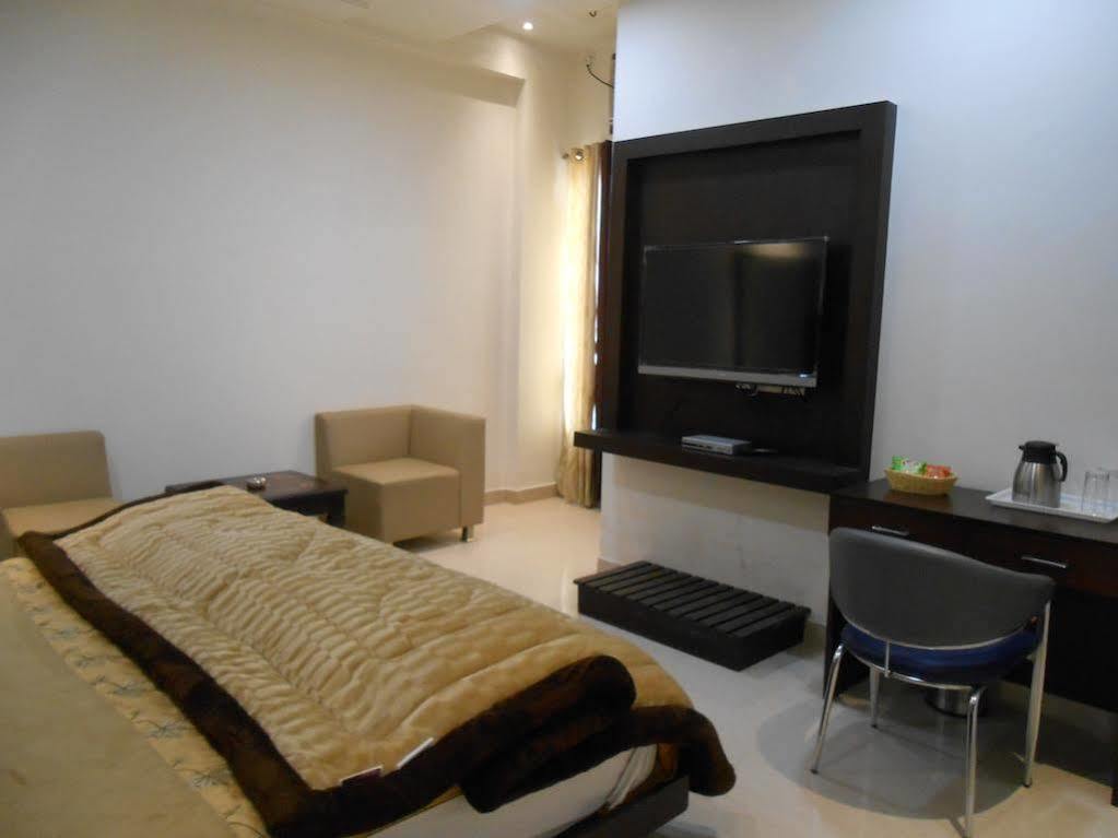 Hotel Madhushrie Agra  Bagian luar foto