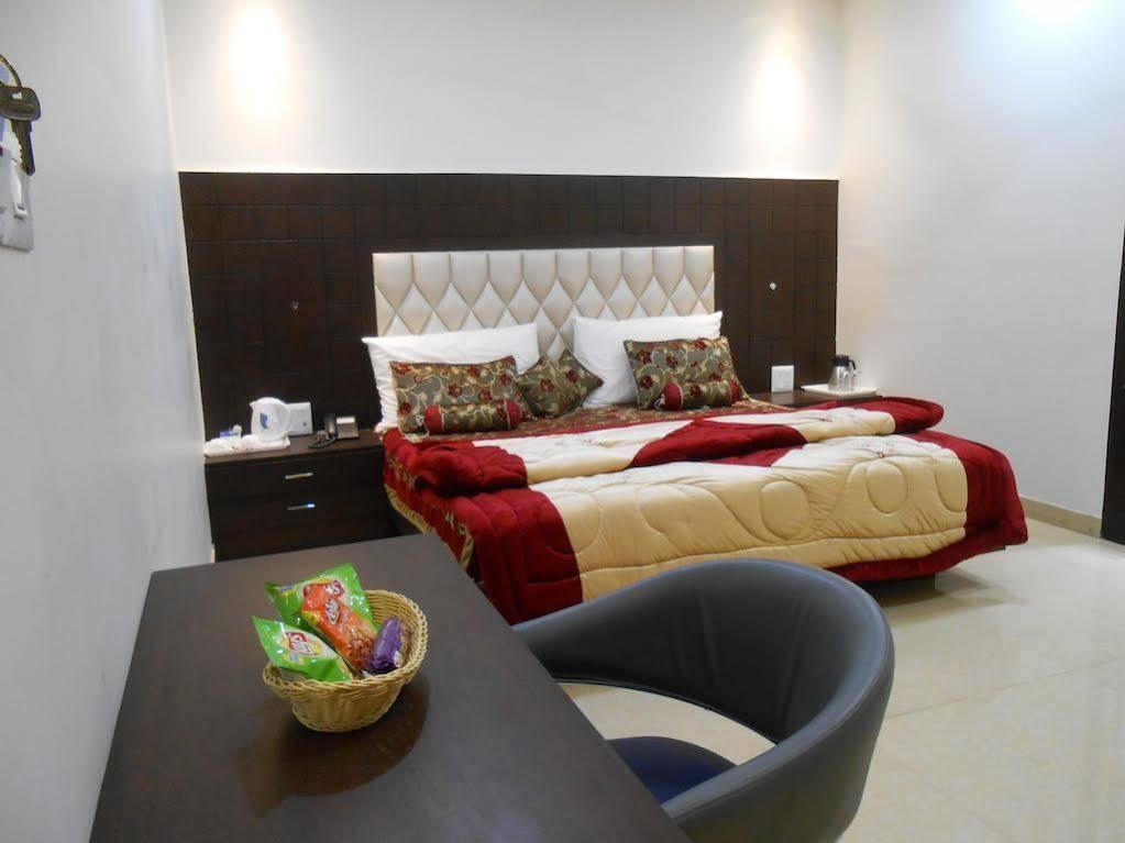 Hotel Madhushrie Agra  Bagian luar foto