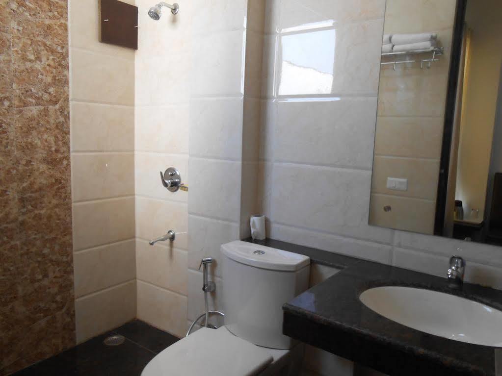 Hotel Madhushrie Agra  Bagian luar foto