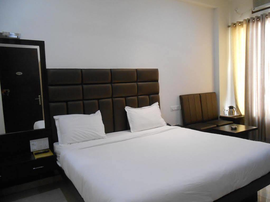 Hotel Madhushrie Agra  Bagian luar foto